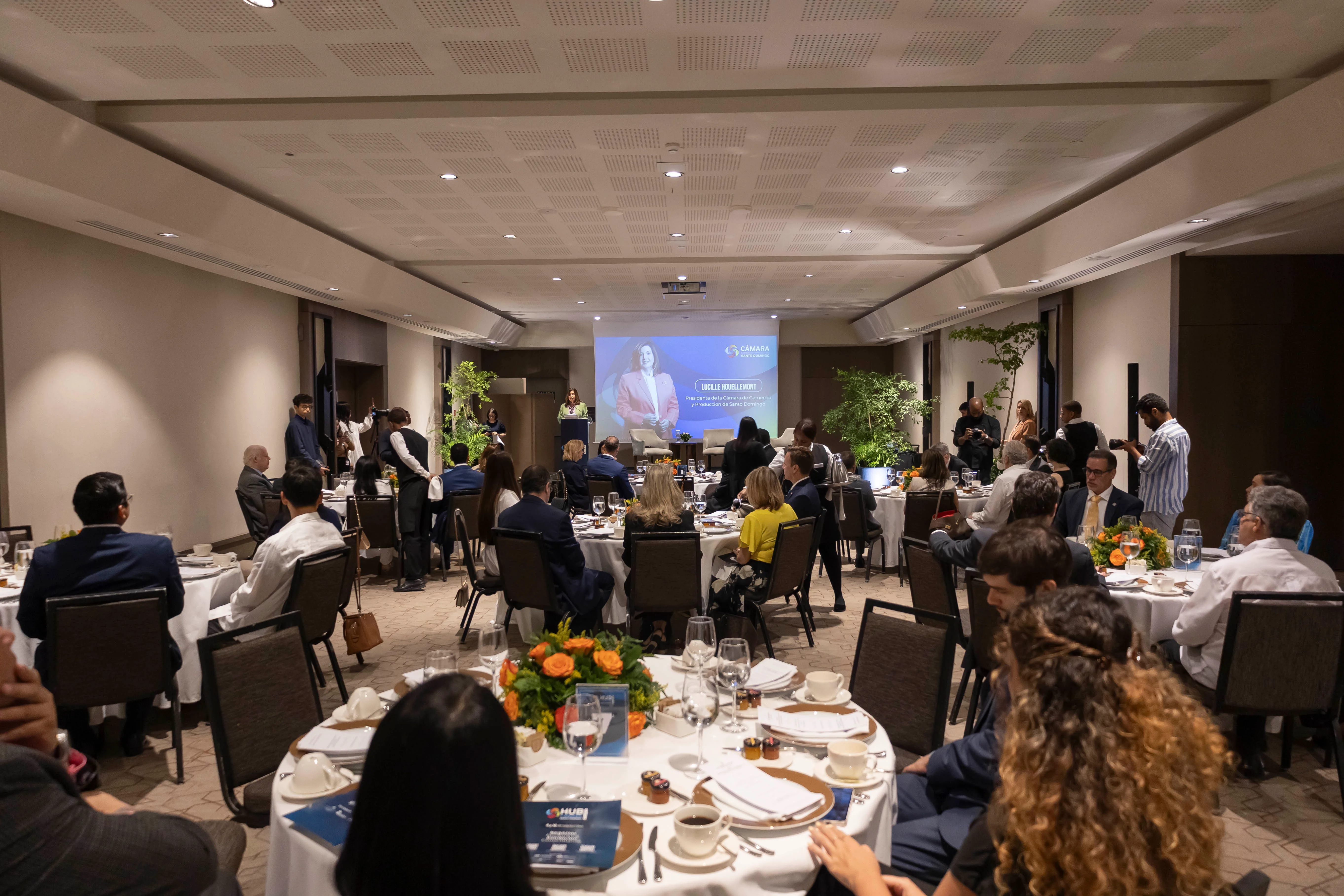 Panel durante el encuentro con el cuerpo diplomático — HUB 2026