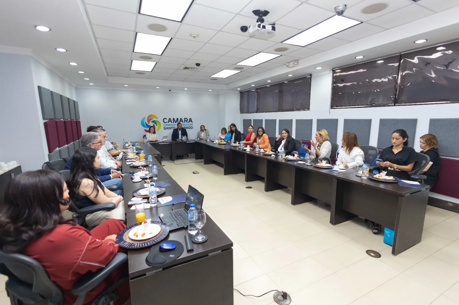 Encuentro de la Cámara Santo Domingo con gremios empresariales sobre HUB 2026