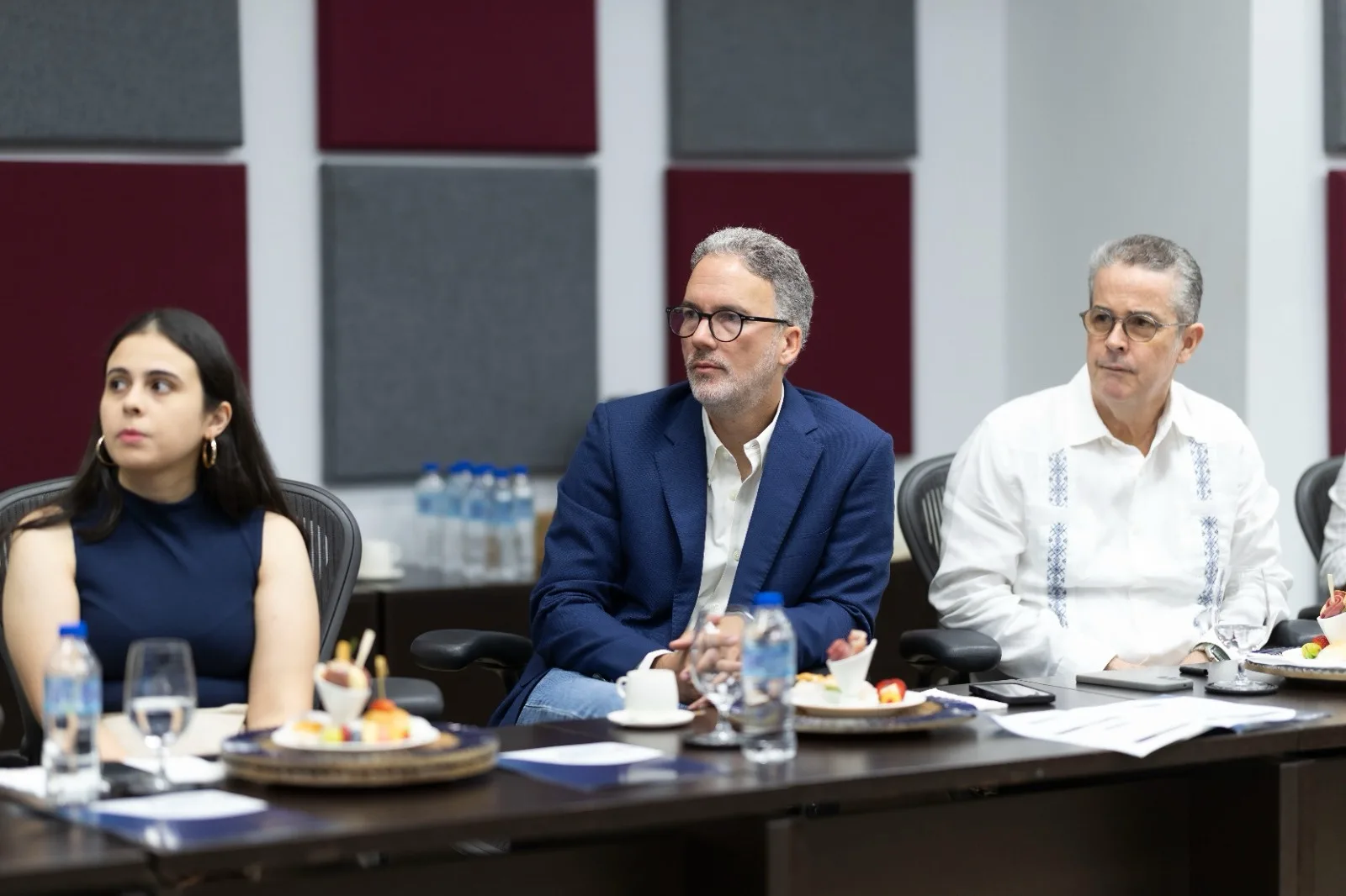 Asistentes al encuentro de gremios empresariales sobre HUB 2026